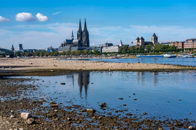 Niedrigwasser im Rhein bei Köln, Blick vom rechtsrheinischen Ufer am Rheinpark Richtung Süden, Innenstadt mit dem Dom, die Binnenschifffahrt ist stark eingeschränkt, nur wenige Schiffe fahren, dann mit stark reduzierter Ladung, am Tag der Aufnahme war es bis dato der tiefste je gemessener Rheinpegel in Köln, 60 cm, NRW, Deutschland Niedrigwasser Rhein K