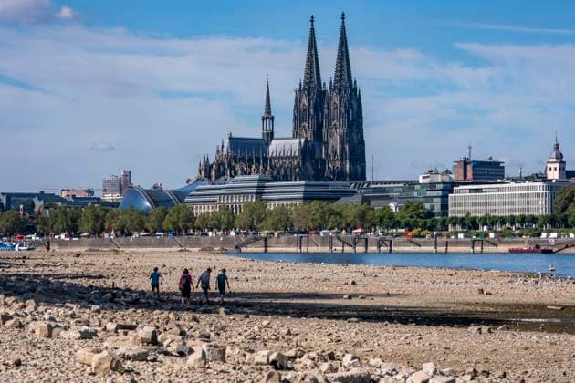 Niedrigwasser im Rhein bei Köln, Blick vom rechtsrheinischen Ufer am Rheinpark Richtung Süden, Innenstadt mit dem Dom, die Binnenschifffahrt ist stark eingeschränkt, nur wenige Schiffe fahren, dann mit stark reduzierter Ladung, am Tag der Aufnahme war es bis dato der tiefste je gemessener Rheinpegel in Köln, 60 cm, NRW, Deutschland Niedrigwasser Rhein K