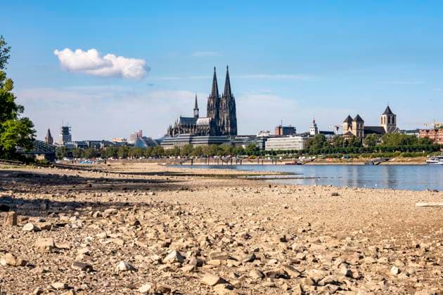 Niedrigwasser im Rhein bei Köln, Blick vom rechtsrheinischen Ufer am Rheinpark Richtung Süden, Innenstadt mit dem Dom, die Binnenschifffahrt ist stark eingeschränkt, nur wenige Schiffe fahren, dann mit stark reduzierter Ladung, am Tag der Aufnahme war es bis dato der tiefste je gemessener Rheinpegel in Köln, 60 cm, NRW, Deutschland Niedrigwasser Rhein K