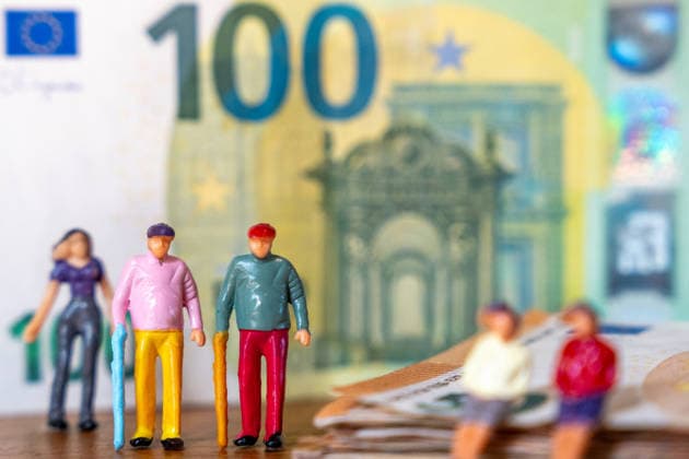 Älterer Menschen stehen als Symbol für Senioren und Pflegbedürftige Personen vor Euro-Geldscheinen. Das Motiv verbindet Pflegebedürftigkeit im Alter mit Pflegegeld, steigenden Pflegekosten und der Finanzierung der Pflege.