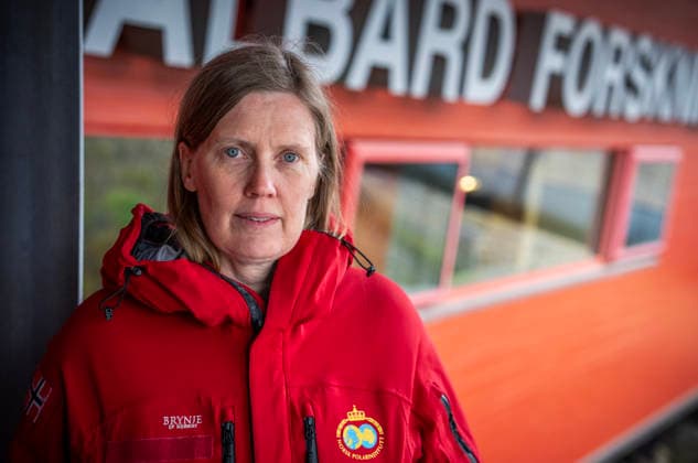 Klima- og miljominister Andreas Bjelland Eriksen besoker Svalbard Longyearbyen 20260807. Anne Urseth, Norsk Polarinstitutt. Klima- og miljominister Andreas Bjelland Eriksen besoker Svalbard. Fredag var det byvandring med Longyearbyen Lokalstyre og Metereologisk institutt. Han fikk informasjon om hva klimaendringene gjor med Longyearbyen, og hvordan byen tilpasser seg snoskred, permafrost-tining, drikkevann og flom. Foto: Ole Berg-Rusten NTB Longyearbyen Norge 4h-9nykULho EDITORIAL USE ONLY Ref:_POL4h-9nykULho.jpg Copyright: xOlexBerg-Rustenx xNTBx