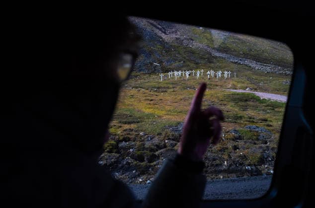 Klima- og miljominister Andreas Bjelland Eriksen besoker Svalbard Longyearbyen 20260807. Klima- og miljominister Andreas Bjelland Eriksen besoker Svalbard. Fredag ettermiddag var det befaring for a se pa Kulturminner og klimaendringer i Longyearbyen med kulturminneradgiver Bodil Paulsen. Her peker hun pa en gravplass i skraningen ved byen. Foto: Ole Berg-Rusten NTB Longyearbyen Norge a-Y_Zni3tJE EDITORIAL USE ONLY Ref:_POLa-Y_Zni3tJE.jpg Copyright: xOlexBerg-Rustenx xNTBx