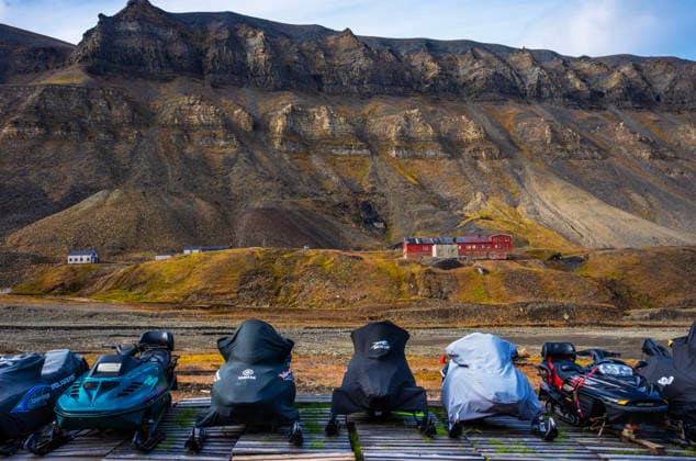 Klima- og miljominister Andreas Bjelland Eriksen besoker Svalbard Longyearbyen 20260807. Klima- og miljominister Andreas Bjelland Eriksen besoker Svalbard. Fredag ettermiddag var det befaring for a se pa Kulturminner og klimaendringer i Longyearbyen med kulturminneradgiver Bodil Paulsen. Foto: Ole Berg-Rusten NTB Longyearbyen Norge I5T6RKbkiJU EDITORIAL USE ONLY Ref:_POLI5T6RKbkiJU.jpg Copyright: xOlexBerg-Rustenx xNTBx