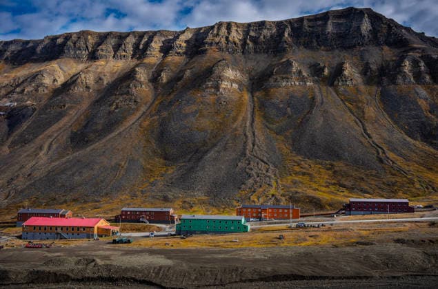 Klima- og miljominister Andreas Bjelland Eriksen besoker Svalbard Longyearbyen 20260807. Nybyen er utsatt for ras. Klima- og miljominister Andreas Bjelland Eriksen besoker Svalbard. Fredag ettermiddag var det befaring for a se pa Kulturminner og klimaendringer i Longyearbyen med kulturminneradgiver Bodil Paulsen. Foto: Ole Berg-Rusten NTB Longyearbyen Norge P5UHdo-p3cU EDITORIAL USE ONLY Ref:_POLP5UHdo-p3cU.jpg Copyright: xOlexBerg-Rustenx xNTBx