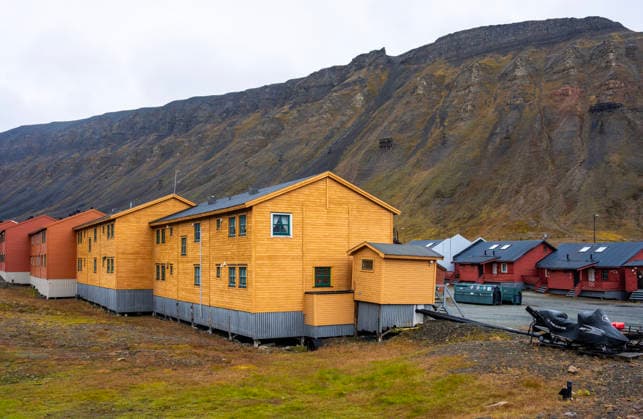 Klima- og miljominister Andreas Bjelland Eriksen besoker Svalbard Longyearbyen 20260807. Bebyggelse i Longyearbyen. Klima- og miljominister Andreas Bjelland Eriksen besoker Svalbard. Fredag var det byvandring med Longyearbyen Lokalstyre og Metereologisk institutt. Han fikk informasjon om hva klimaendringene gjor med Longyearbyen, og hvordan byen tilpasser seg snoskred, permafrost-tining, drikkevann og flom. Foto: Ole Berg-Rusten NTB Longyearbyen Norge _S1vYnHSzbg EDITORIAL USE ONLY Ref:_POL_S1vYnHSzbg.jpg Copyright: xOlexBerg-Rustenx xNTBx
