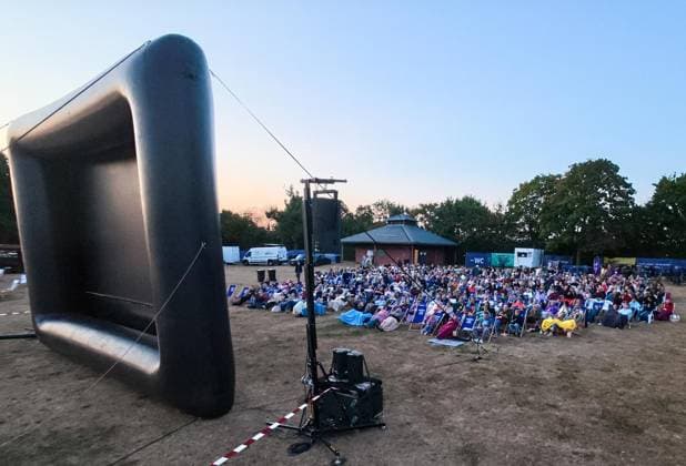Sommerkino Auesee ** NUR FÜR REDAKTIONELLE ZWECKE ** EDITORIAL USE ONLY **<p>Das Sommerkino findet am Freitag, den 07.08.2026 auf einer mobilen Leinwand am Auesee in Wesel statt. Deutschland NRW Wesel Copyright: ErwinxPottgiesser