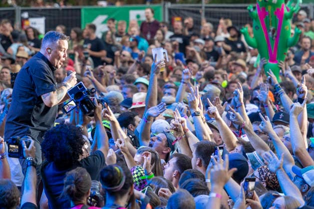 Ken Casey (Dropkick Murphys) performt auf der Bühne beim Taubertal-Festival 2026 in Rothenburg ob der Tauber, Deutschland, am 7. August 2026. Sänger vor begeistertem Publikum. Copyright: HMBxMedia xHeikoxBecker