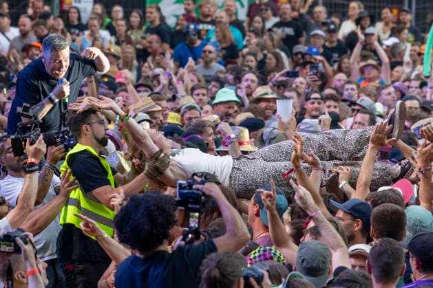 Ken Casey (Dropkick Murphys) performt mit direktem Publikumskontakt beim Taubertal-Festival 2026 in Rothenburg ob der Tauber, Deutschland, am 7. August 2026. Fan-Interaktion während Live-Performance. Copyright: HMBxMedia xHeikoxBecker