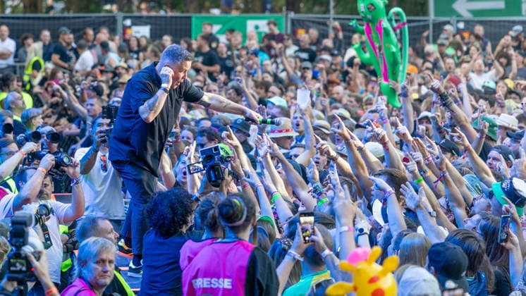 Ken Casey (Dropkick Murphys) performt auf der Bühne beim Taubertal-Festival 2026 in Rothenburg ob der Tauber, Deutschland, am 7. August 2026. Sänger vor begeistertem Publikum. Copyright: HMBxMedia xHeikoxBecker