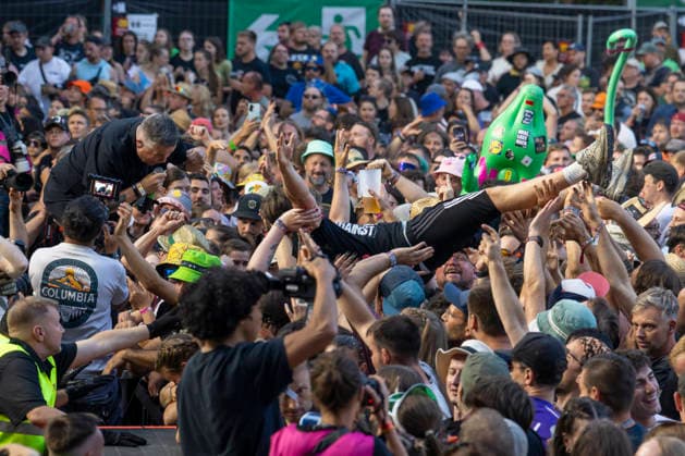 Ken Casey (Dropkick Murphys) performt mit direktem Publikumskontakt beim Taubertal-Festival 2026 in Rothenburg ob der Tauber, Deutschland, am 7. August 2026. Fan-Interaktion während Live-Performance. Copyright: HMBxMedia xHeikoxBecker