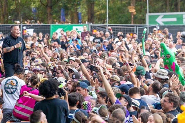 Ken Casey (Dropkick Murphys) performt auf der Bühne beim Taubertal-Festival 2026 in Rothenburg ob der Tauber, Deutschland, am 7. August 2026. Sänger vor begeistertem Publikum. Copyright: HMBxMedia xHeikoxBecker