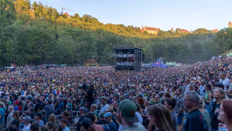 Publikum und Festival-Atmosphäre beim Taubertal-Festival 2026 in Rothenburg ob der Tauber, Deutschland, am 7. August 2026. Bühne mit Künstler. Historische Stadt Rothenburg ob der Tauber im Hintergrund. Copyright: HMBxMedia xHeikoxBecker