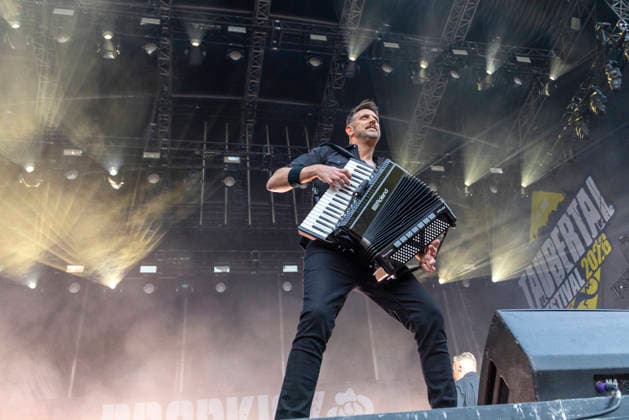 Dropkick Murphys, Tim Brennan, auf der Bühne beim Taubertal-Festival 2026 in Rothenburg ob der Tauber, Deutschland, am 7. August 2026. Copyright: HMBxMedia xHeikoxBecker