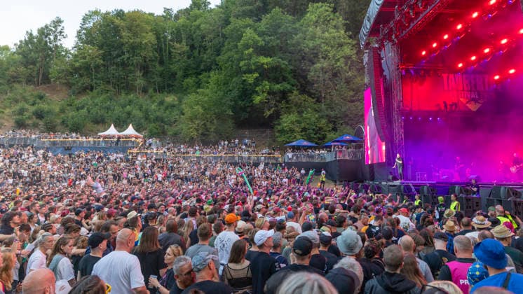 Ken Casey (Dropkick Murphys) performt auf der Bühne beim Taubertal-Festival 2026 in Rothenburg ob der Tauber, Deutschland, am 7. August 2026. Sänger vor begeistertem Publikum. Copyright: HMBxMedia xHeikoxBecker