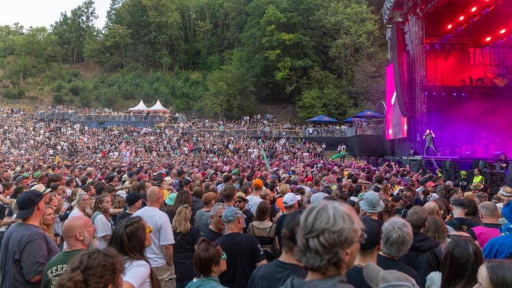 Ken Casey (Dropkick Murphys) performt auf der Bühne beim Taubertal-Festival 2026 in Rothenburg ob der Tauber, Deutschland, am 7. August 2026. Sänger vor begeistertem Publikum. Copyright: HMBxMedia xHeikoxBecker