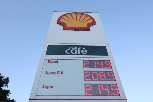 Wie ist die weitere Entwicklung der Spritpreise? Auch im August sind die Spritpreise weiterhin auf sehr hohem Niveau. SHELL Tankstelle in Siegen. Die Spritpreise am Morgen. Der aktuelle Preis fuer (für) Diesel, Super E10 und Super liegt deutlich ueber (über) 2 Euro. Tankstelle, Spritpreise am 08.08.2026 in Siegen Deutschland.