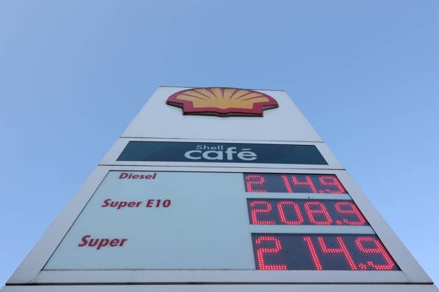 Wie ist die weitere Entwicklung der Spritpreise? Auch im August sind die Spritpreise weiterhin auf sehr hohem Niveau. SHELL Tankstelle in Siegen. Die Spritpreise am Morgen. Der aktuelle Preis fuer (für) Diesel, Super E10 und Super liegt deutlich ueber (über) 2 Euro. Tankstelle, Spritpreise am 08.08.2026 in Siegen Deutschland.