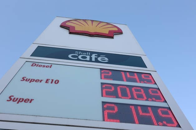 Wie ist die weitere Entwicklung der Spritpreise? Auch im August sind die Spritpreise weiterhin auf sehr hohem Niveau. SHELL Tankstelle in Siegen. Die Spritpreise am Morgen. Der aktuelle Preis fuer (für) Diesel, Super E10 und Super liegt deutlich ueber (über) 2 Euro. Tankstelle, Spritpreise am 08.08.2026 in Siegen Deutschland.