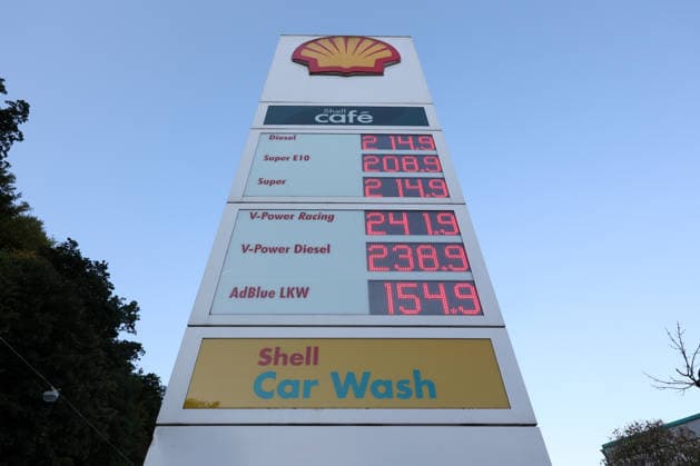 Wie ist die weitere Entwicklung der Spritpreise? Auch im August sind die Spritpreise weiterhin auf sehr hohem Niveau. SHELL Tankstelle in Siegen. Die Spritpreise am Morgen. Der aktuelle Preis fuer (für) Diesel, Super E10 und Super liegt deutlich ueber (über) 2 Euro. Tankstelle, Spritpreise am 08.08.2026 in Siegen Deutschland.