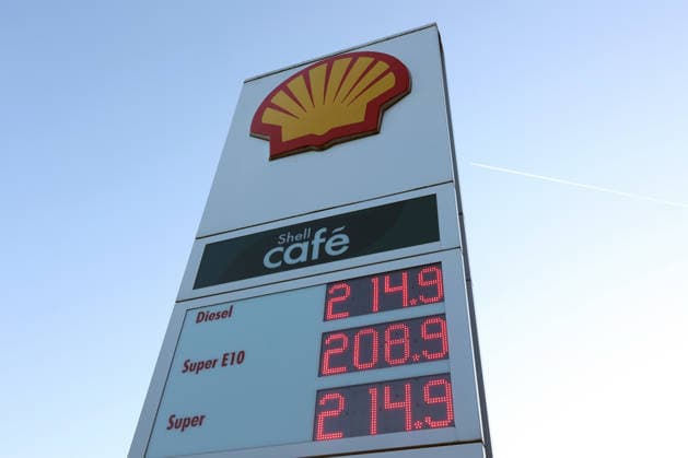 Wie ist die weitere Entwicklung der Spritpreise? Auch im August sind die Spritpreise weiterhin auf sehr hohem Niveau. SHELL Tankstelle in Siegen. Die Spritpreise am Morgen. Der aktuelle Preis fuer (für) Diesel, Super E10 und Super liegt deutlich ueber (über) 2 Euro. Tankstelle, Spritpreise am 08.08.2026 in Siegen Deutschland.