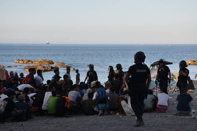 Red Cross and INGESA Provide Care to Migrants at Trampolín Beach Hundreds of migrants receive medical care from INGESA professionals and Red Cross volunteers at Trampolín Beach on August 7, 2026, in Ceuta, Spain. Professionals from the National Institute of Health Management (INGESA) and Red Cross volunteers are providing medical care and distributing food to hundreds of migrants under the coordination of the National Police riot squad. AUGUST 8, 2026. Gabriela Sardá Nún. Ceuta, Spain.  Copyright: xGabrielaxSardaxNunezx 7705736
