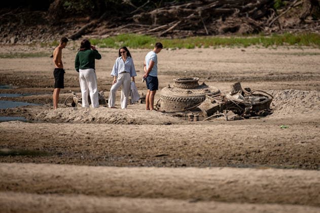 News Bilder des Tages Remains of an old World War II-era ship in Hungary BAJA, HUNGARY – AUGUST 8: People gather along the exposed riverbed of the Danube, after exceptionally low water levels revealed the remains of an old World War II-era ship from the riverbed in Baja, Hungary on August 8, 2026. The emergence of the wreck has attracted hundreds of curious visitors to the site. Robert Nemeti Anadolu Baja Hungary. Editorial use only. Please get in touch for any other usage.  Copyright: x2026xAnadoluxRobertxNemetix