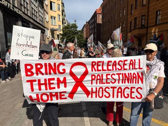 News Bilder des Tages Protesters gather in Stockholm to condemn Israeli military strikes in Gaza and Lebanon STOCKHOLM, SWEDEN - AUGUST 08: Demonstrators hold banners and Palestinian flags during a protest at Odenplan Square in Stockholm, Sweden, on August 08, 2026, condemning Israeli military operations in Gaza and Lebanon. Organized by several civil society groups, protesters rallied against air strikes on civilian infrastructure, schools, and hospitals, calling for an immediate end to the violence and an end to food shortages in the region. Atila Altuntas Anadolu Stockholms Sweden. Editorial use only. Please get in touch for any other usage.  Copyright: x2026xAnadoluxAtilaxAltuntasx