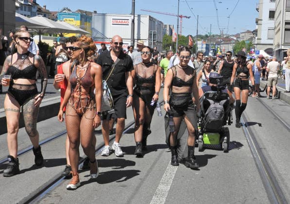 08.08.2026 Schweiz Zuerich Street Parade.Bild 33.Street Parade, Raver unterwegs.