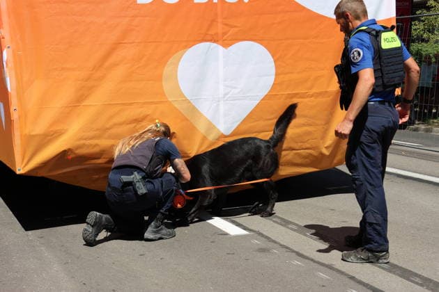 08.08.2026 Schweiz Zuerich 33. Street Parade.Bild , Musikwagen Love Mobiles wird untersucht von einem Drogen und Sprengstoff Polizeihund