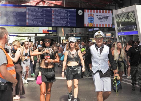 08.08.2026 Schweiz Zuerich 33. Street Parade.Bild ,Raver per Bahn zur Street Parade.