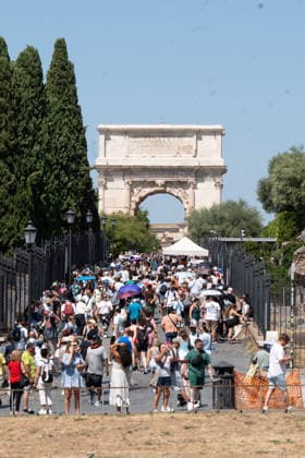 Rome Swelters in Historic Summer Heatwave - Rome Tourists and locals seek shade near iconic landmarks and cool off at public fountains as temperatures surge across Rome, Italy on August 8, 2026, during an intense heatwave. Photo by Andrea Bracaglia ABACAPRESS.COM Rome Italy Rome Italy Italy  Copyright: xBracagliaxAndrea ABACAx