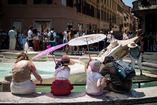 Record heat continues, with all of Italy on high alert for the high temperatures, but tourists are not giving up and crowding the Colosseum and the Spanish Steps in Rome, Italy, on 08 August 2026. Record heat continues, with all of Italy on high alert for the high temperatures, but tourists are not giving up and crowding the Colosseum and the Spanish Steps in Rome, Italy, on 08 August 2026., Credit:Stefano Costantino TTL Stefano Costantino Avalon Italy, Rome Copyright: xStefanoxCostantinoxTTLx xStefanoxCostantinox xAvalonx 1121599194