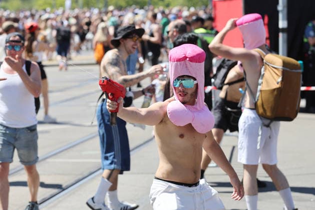 08.08.2026 Zuerich , SCHWEIZ, 33. Streetparade Zuerich Teilnehmer mit Wasserpistole