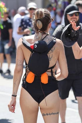 08.08.2026 Zuerich , SCHWEIZ, 33. Streetparade Zuerich Teilnehmerin mit Pingu Rucksack