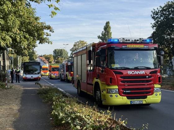 Brückenspringer mutmaßlich nach sprung nicht mehr aufgetaucht - Großeinsatz am Rhein-Herne Kanal - Nähe der Cranger Kirmes - Recklinghäuser Straßenbrücke 7aIMG: 0568838 Brückenspringer mutmaßlich nach sprung nicht mehr aufgetaucht - Großeinsatz am Rhein-Herne Kanal - Nähe der Cranger Kirmes - Recklinghäuser StraßenbrückeNordrhein-Westfalen, Herne Copyright: 7aktuell.dex xMarcxGruber 0568838 20260808_7a_express_20260808_9604_568838