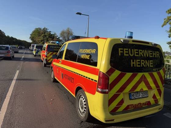 Brückenspringer mutmaßlich nach sprung nicht mehr aufgetaucht - Großeinsatz am Rhein-Herne Kanal - Nähe der Cranger Kirmes - Recklinghäuser Straßenbrücke 7aIMG: 0568839 Brückenspringer mutmaßlich nach sprung nicht mehr aufgetaucht - Großeinsatz am Rhein-Herne Kanal - Nähe der Cranger Kirmes - Recklinghäuser StraßenbrückeNordrhein-Westfalen, Herne Copyright: 7aktuell.dex xMarcxGruber 0568839 20260808_7a_express_20260808_9604_568839