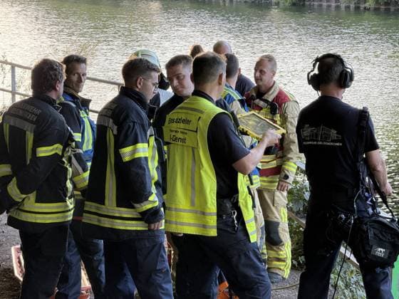 Brückenspringer mutmaßlich nach sprung nicht mehr aufgetaucht - Großeinsatz am Rhein-Herne Kanal - Nähe der Cranger Kirmes - Recklinghäuser Straßenbrücke 7aIMG: 0568840 Brückenspringer mutmaßlich nach sprung nicht mehr aufgetaucht - Großeinsatz am Rhein-Herne Kanal - Nähe der Cranger Kirmes - Recklinghäuser StraßenbrückeNordrhein-Westfalen, Herne Copyright: 7aktuell.dex xMarcxGruber 0568840 20260808_7a_express_20260808_9604_568840