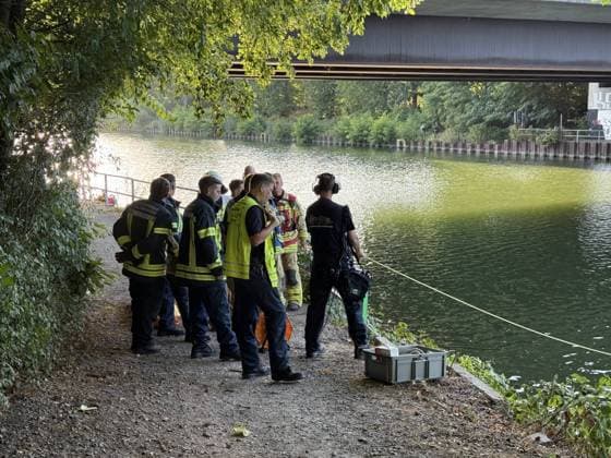 Brückenspringer mutmaßlich nach sprung nicht mehr aufgetaucht - Großeinsatz am Rhein-Herne Kanal - Nähe der Cranger Kirmes - Recklinghäuser Straßenbrücke 7aIMG: 0568842 Brückenspringer mutmaßlich nach sprung nicht mehr aufgetaucht - Großeinsatz am Rhein-Herne Kanal - Nähe der Cranger Kirmes - Recklinghäuser StraßenbrückeNordrhein-Westfalen, Herne Copyright: 7aktuell.dex xMarcxGruber 0568842 20260808_7a_express_20260808_9604_568842