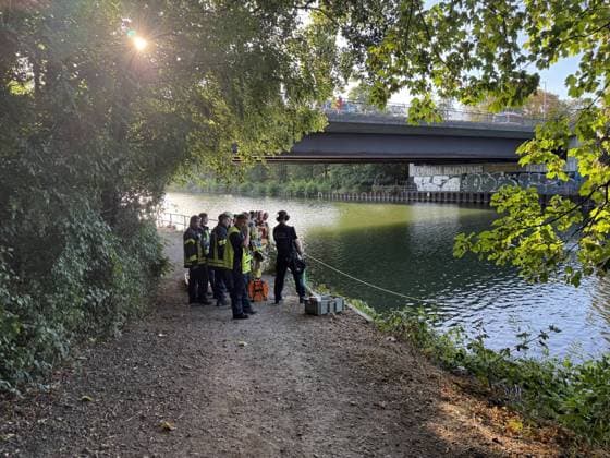 Brückenspringer mutmaßlich nach sprung nicht mehr aufgetaucht - Großeinsatz am Rhein-Herne Kanal - Nähe der Cranger Kirmes - Recklinghäuser Straßenbrücke 7aIMG: 0568843 Brückenspringer mutmaßlich nach sprung nicht mehr aufgetaucht - Großeinsatz am Rhein-Herne Kanal - Nähe der Cranger Kirmes - Recklinghäuser StraßenbrückeNordrhein-Westfalen, Herne Copyright: 7aktuell.dex xMarcxGruber 0568843 20260808_7a_express_20260808_9604_568843