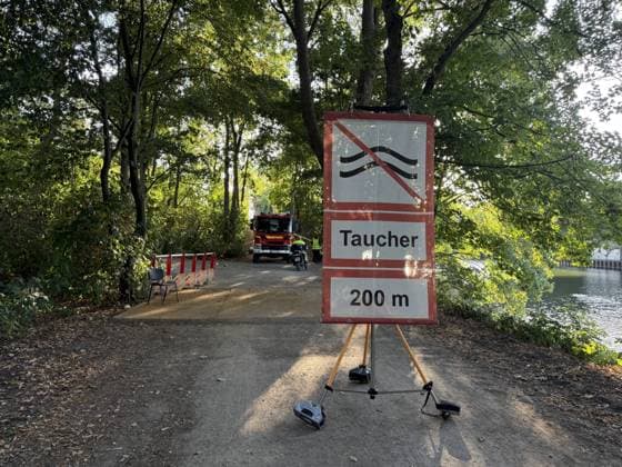 Brückenspringer mutmaßlich nach sprung nicht mehr aufgetaucht - Großeinsatz am Rhein-Herne Kanal - Nähe der Cranger Kirmes - Recklinghäuser Straßenbrücke 7aIMG: 0568844 Brückenspringer mutmaßlich nach sprung nicht mehr aufgetaucht - Großeinsatz am Rhein-Herne Kanal - Nähe der Cranger Kirmes - Recklinghäuser StraßenbrückeNordrhein-Westfalen, Herne Copyright: 7aktuell.dex xMarcxGruber 0568844 20260808_7a_express_20260808_9604_568844