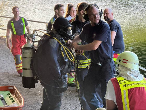 Brückenspringer mutmaßlich nach sprung nicht mehr aufgetaucht - Großeinsatz am Rhein-Herne Kanal - Nähe der Cranger Kirmes - Recklinghäuser Straßenbrücke 7aIMG: 0568865 Brückenspringer mutmaßlich nach sprung nicht mehr aufgetaucht - Großeinsatz am Rhein-Herne Kanal - Nähe der Cranger Kirmes - Recklinghäuser StraßenbrückeNordrhein-Westfalen, Herne Copyright: 7aktuell.dex xMarcxGruber 0568865 20260808_7a_express_20260808_9604_568865