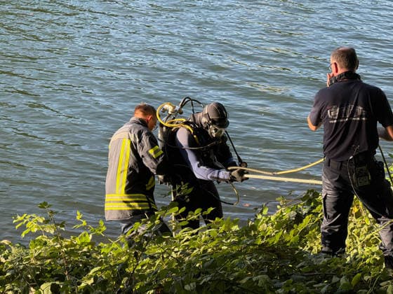 Brückenspringer mutmaßlich nach sprung nicht mehr aufgetaucht - Großeinsatz am Rhein-Herne Kanal - Nähe der Cranger Kirmes - Recklinghäuser Straßenbrücke 7aIMG: 0568866 Brückenspringer mutmaßlich nach sprung nicht mehr aufgetaucht - Großeinsatz am Rhein-Herne Kanal - Nähe der Cranger Kirmes - Recklinghäuser StraßenbrückeNordrhein-Westfalen, Herne Copyright: 7aktuell.dex xMarcxGruber 0568866 20260808_7a_express_20260808_9604_568866