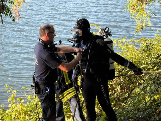 Brückenspringer mutmaßlich nach sprung nicht mehr aufgetaucht - Großeinsatz am Rhein-Herne Kanal - Nähe der Cranger Kirmes - Recklinghäuser Straßenbrücke 7aIMG: 0568867 Brückenspringer mutmaßlich nach sprung nicht mehr aufgetaucht - Großeinsatz am Rhein-Herne Kanal - Nähe der Cranger Kirmes - Recklinghäuser StraßenbrückeNordrhein-Westfalen, Herne Copyright: 7aktuell.dex xMarcxGruber 0568867 20260808_7a_express_20260808_9604_568867