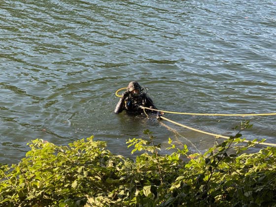 Brückenspringer mutmaßlich nach sprung nicht mehr aufgetaucht - Großeinsatz am Rhein-Herne Kanal - Nähe der Cranger Kirmes - Recklinghäuser Straßenbrücke 7aIMG: 0568868 Brückenspringer mutmaßlich nach sprung nicht mehr aufgetaucht - Großeinsatz am Rhein-Herne Kanal - Nähe der Cranger Kirmes - Recklinghäuser StraßenbrückeNordrhein-Westfalen, Herne Copyright: 7aktuell.dex xMarcxGruber 0568868 20260808_7a_express_20260808_9604_568868