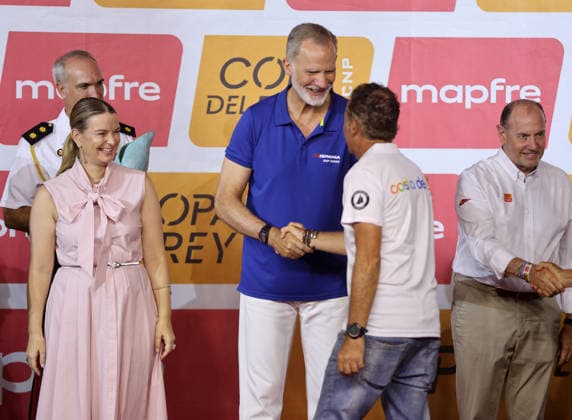 King Felipe VI Presents Awards to the Champions of the 44th Copa del Rey Sailing Regatta King Felipe VI alongside Javier Banderas during the awards ceremony for the 44th Mapfre Copa del Rey Sailing Regatta at the Almudaina Palace on August 8, 2026, in Palma de Mallorca, Balearic Islands, Spain. This is one of the most important regattas in the Mediterranean, which has met participation expectations, featuring six highly competitive classes and already exceeding 100 registered teams representing nearly twenty countries, with nearly a thousand sailors in a competition that begins on Tuesday, August 4, and ends on Saturday, August 8. AWARDS REGATTAS SAILING BOATS Raú Palma de Mallorca Palma de Mallorca Spain Copyright: xRaulxTerrelx 7706591