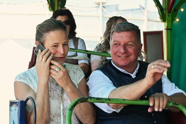Nach dem Oktoberfest ist das Gäubodenvolksfest in Straubing das bekannteste Volksfest in Bayern. Der Vergnügungspark umfasst rund 130 Fahrgeschäfte. Kirmes-Besucher beim Jahrmarkt auf dem Rummel. Foto: Ann-Kathrin und Christian Bernreiter. Christian Bernreiter ist deutscher Politiker und seit 2022 Bayerischer Staatsminister für Wohnen, Bau und Verkehr. Zuvor war er von 2002 bis 2022 Landrat des Landkreises Deggendorf in Niederbayern. Seit 2023 ist er Abgeordneter im Bayerischen Landtag.