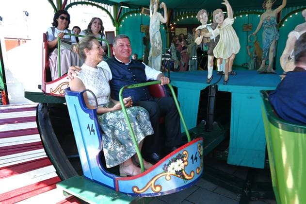 Nach dem Oktoberfest ist das Gäubodenvolksfest in Straubing das bekannteste Volksfest in Bayern. Der Vergnügungspark umfasst rund 130 Fahrgeschäfte. Kirmes-Besucher beim Jahrmarkt auf dem Rummel. Foto: Ann-Kathrin und Christian Bernreiter. Christian Bernreiter ist deutscher Politiker und seit 2022 Bayerischer Staatsminister für Wohnen, Bau und Verkehr. Zuvor war er von 2002 bis 2022 Landrat des Landkreises Deggendorf in Niederbayern. Seit 2023 ist er Abgeordneter im Bayerischen Landtag.