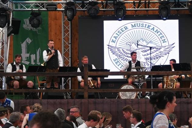 Nach dem Oktoberfest ist das Gäubodenvolksfest in Straubing das bekannteste Volksfest in Bayern. Der Vergnügungspark umfasst rund 130 Fahrgeschäfte. Kirmes-Besucher beim Jahrmarkt auf dem Rummel. Foto: Die Kaiser Musikanten bzw. Kaisermusikanten - Kapelle aus Österreich spielen Volksmusik im Dengler-Festzelt.