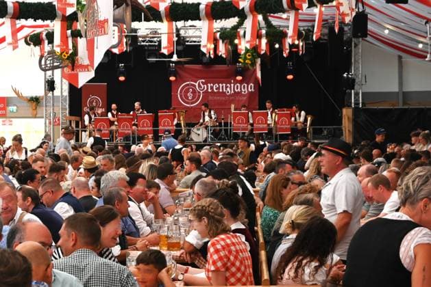 Nach dem Oktoberfest ist das Gäubodenvolksfest in Straubing das bekannteste Volksfest in Bayern. Der Vergnügungspark umfasst rund 130 Fahrgeschäfte. Kirmes-Besucher beim Jahrmarkt auf dem Rummel. Foto: Die Volksmusik-Kapelle Grenzjaga spielt im Lechner-Festzelt.