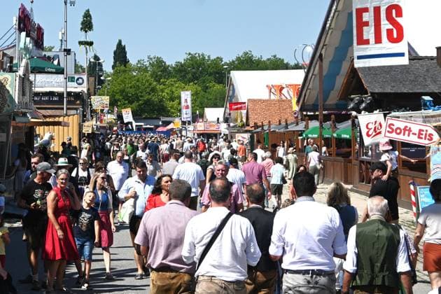 Nach dem Oktoberfest ist das Gäubodenvolksfest in Straubing das bekannteste Volksfest in Bayern. Der Vergnügungspark umfasst rund 130 Fahrgeschäfte. Kirmes-Besucher beim Jahrmarkt auf dem Rummel. Foto: Menschen-Trubel am ersten Wochenende.